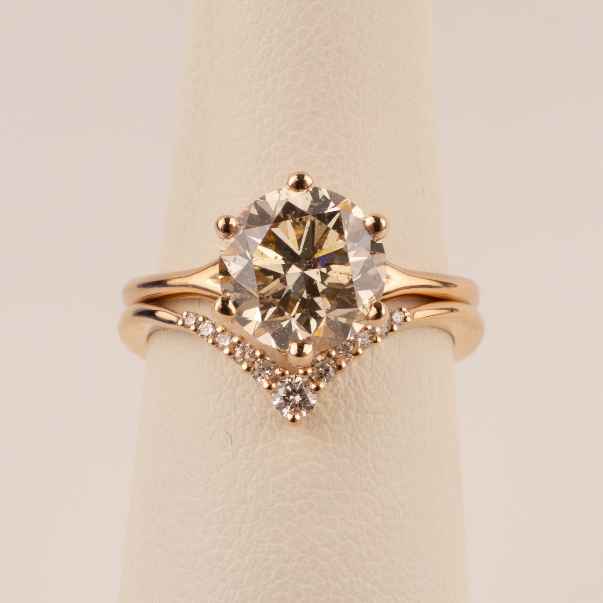 14KRG V-Shaped Contour Diamond Band