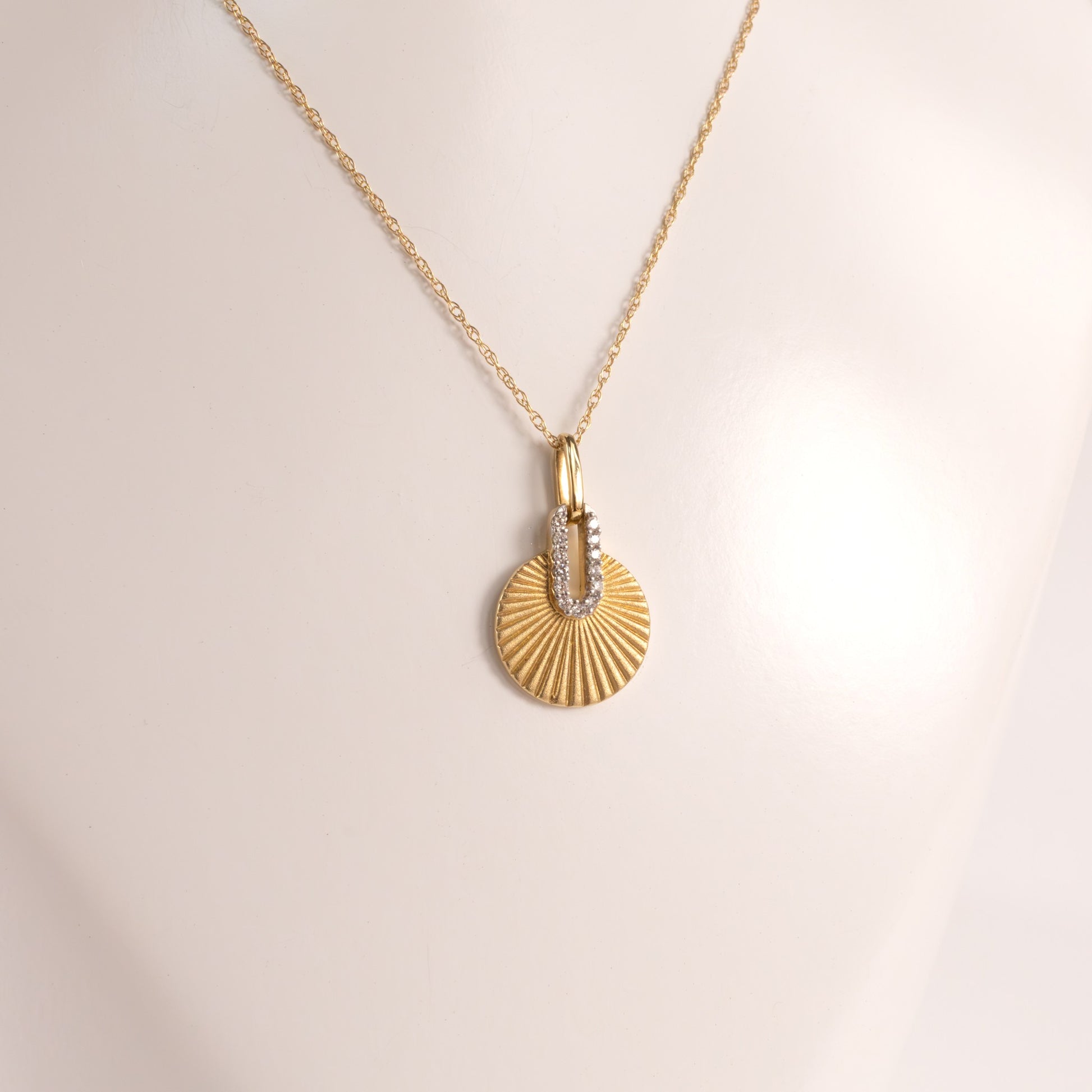 14KYG Diamond Fan Disc Necklace