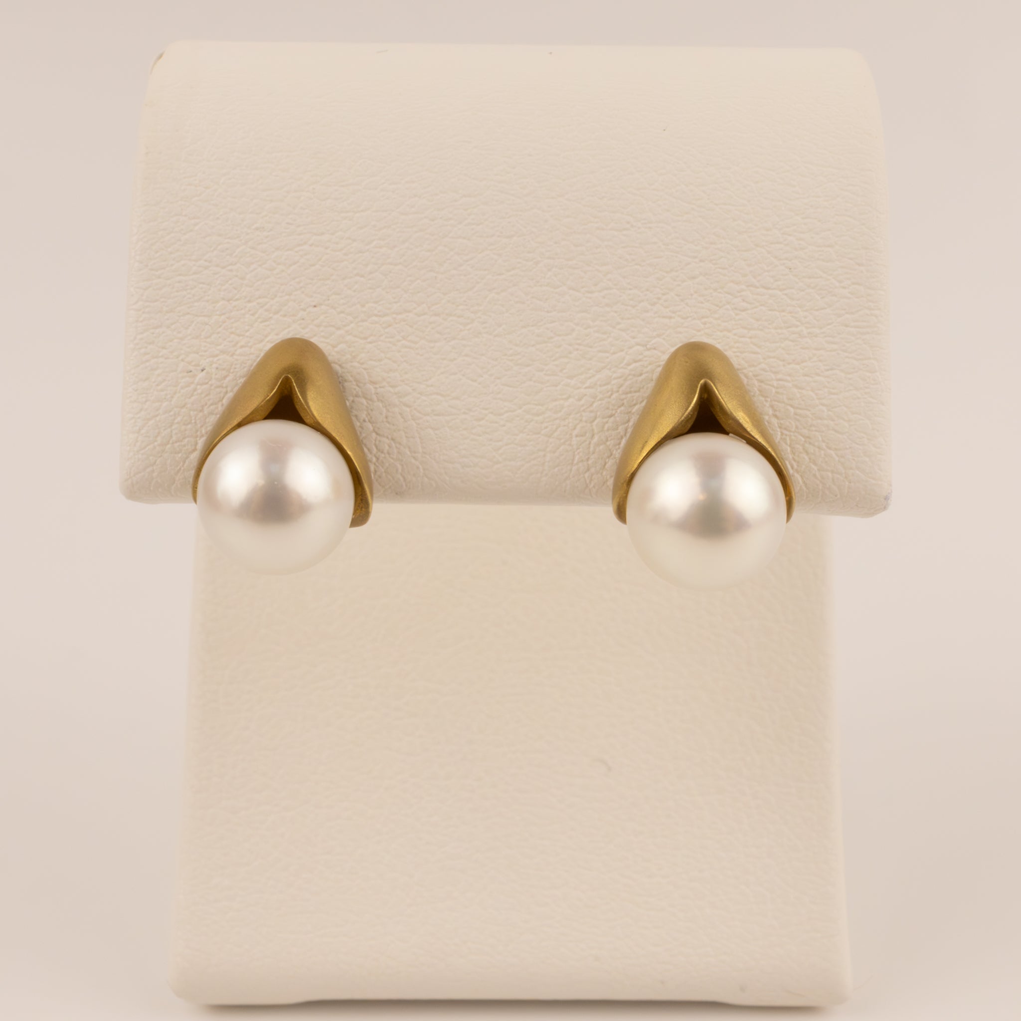 18KYG Pearl Satin Leaf Stud Earrings