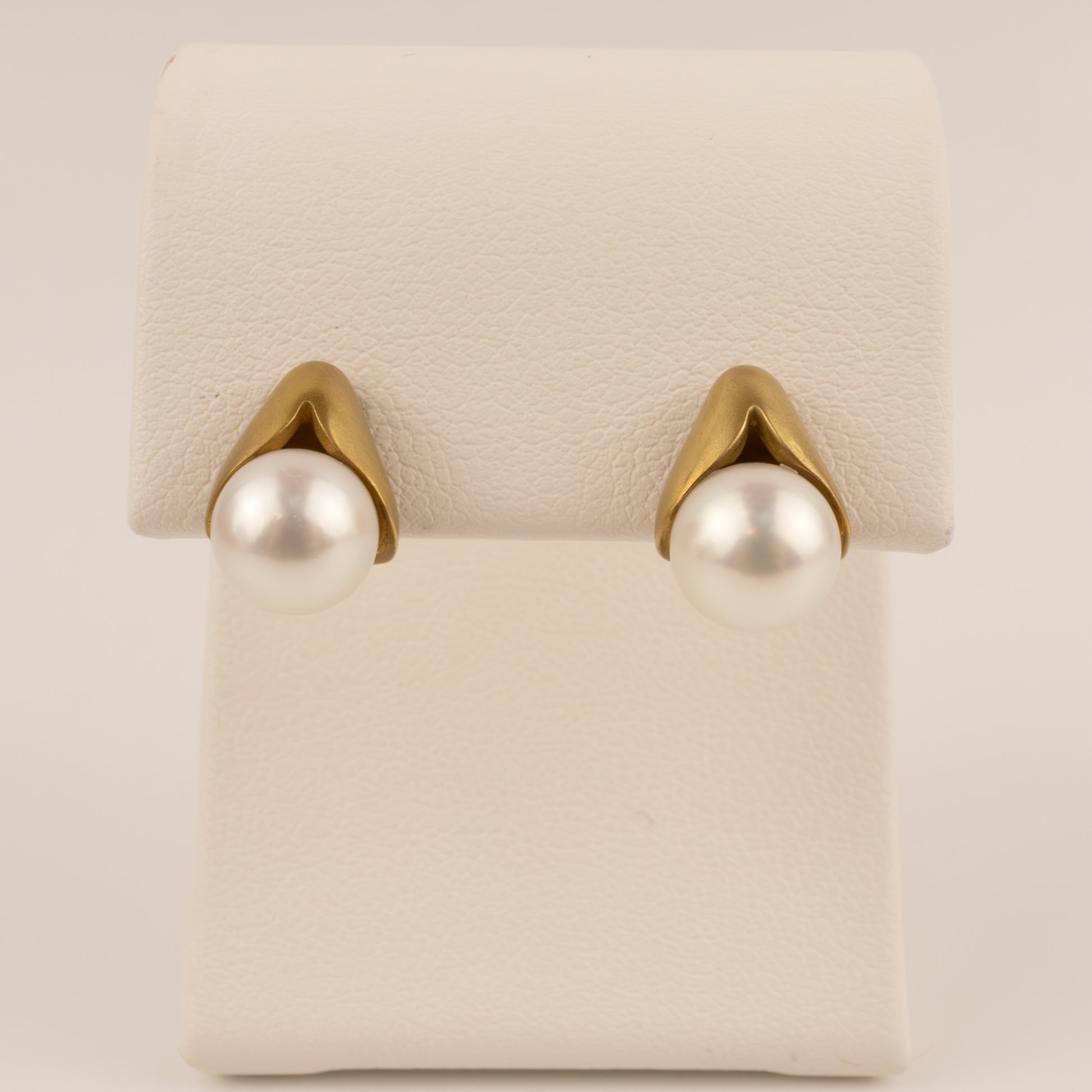 18KYG Pearl Satin Leaf Stud Earrings