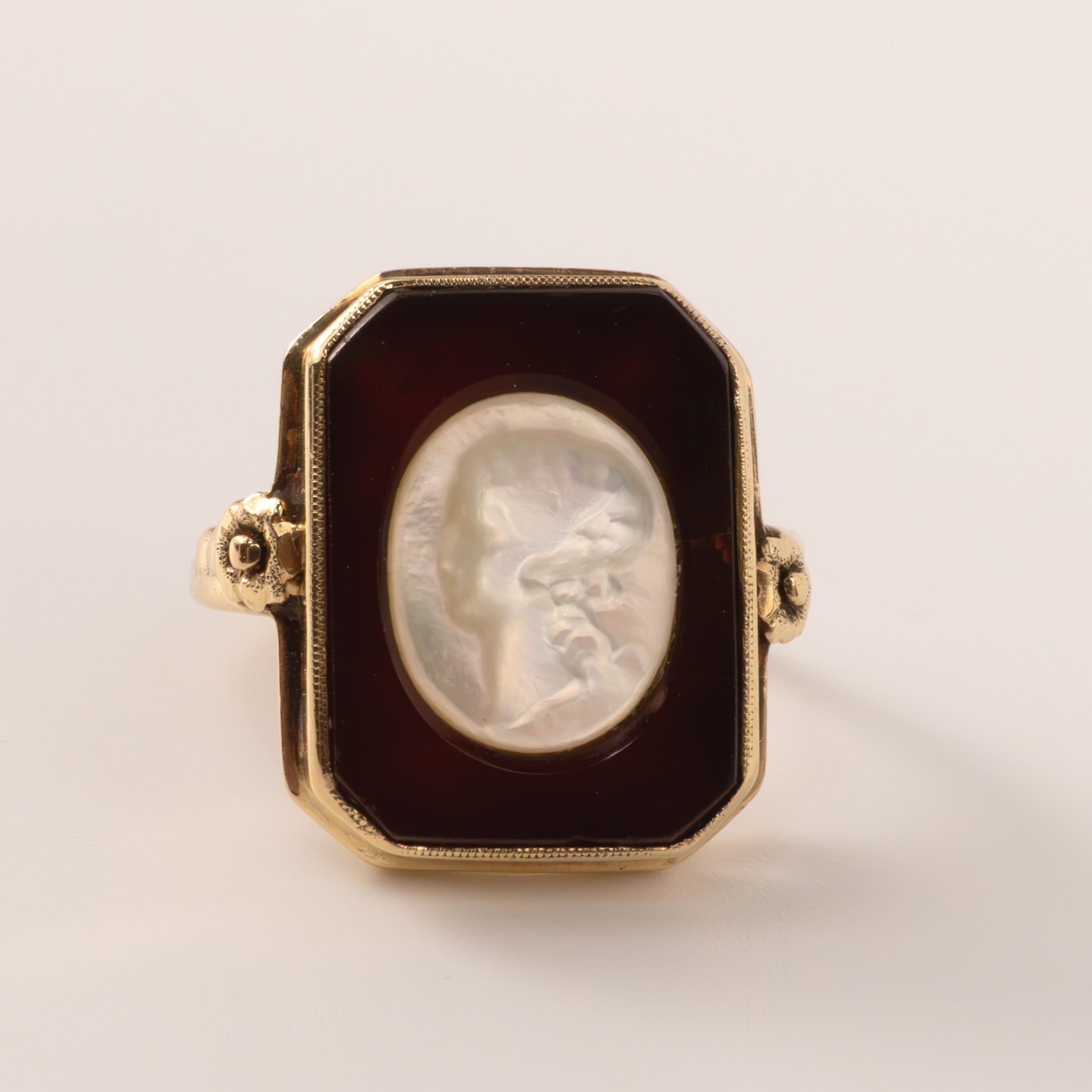 10KYG Vintage Carnelian and Mother of Pearl Cameo Portrait Ring