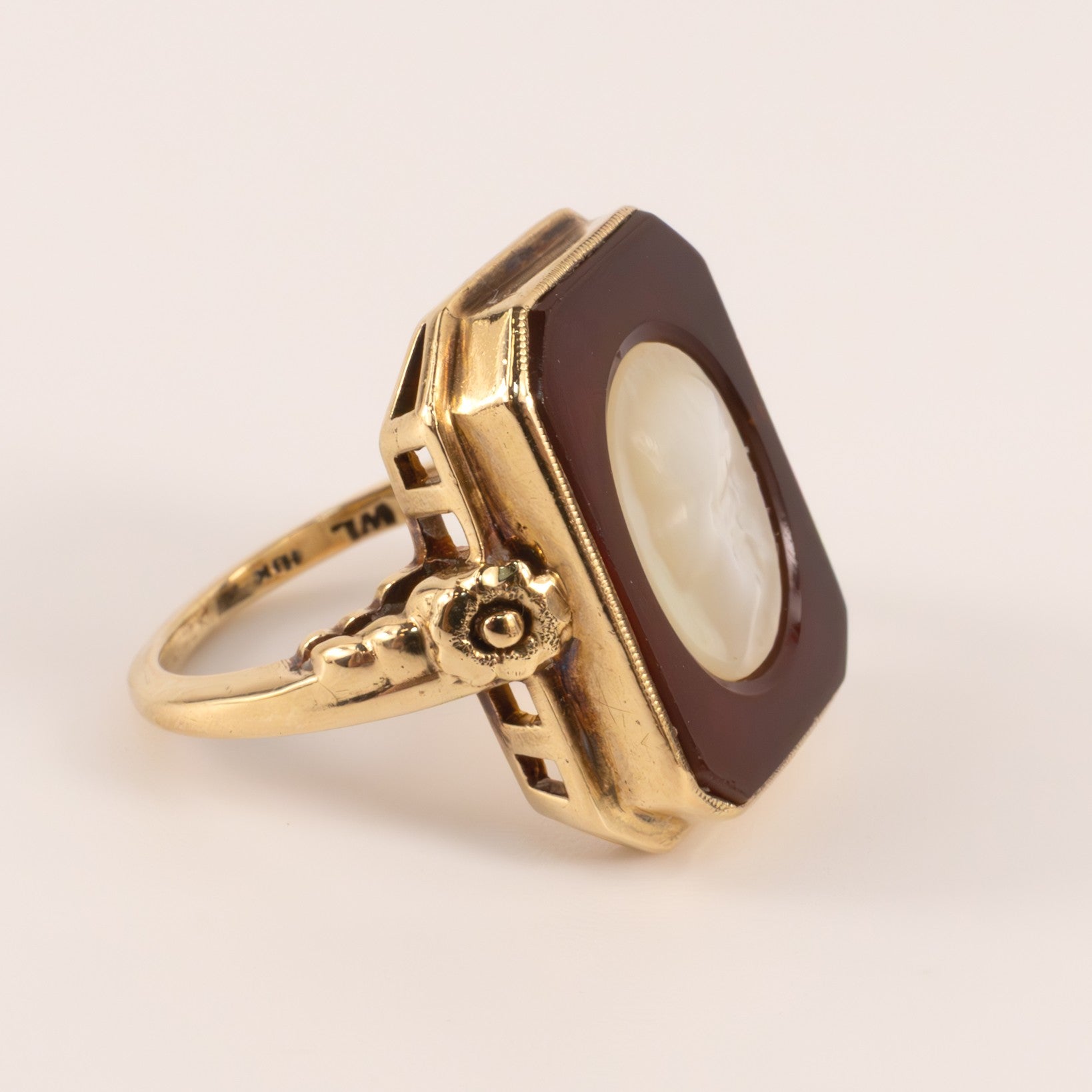 10KYG Vintage Carnelian and Mother of Pearl Cameo Portrait Ring