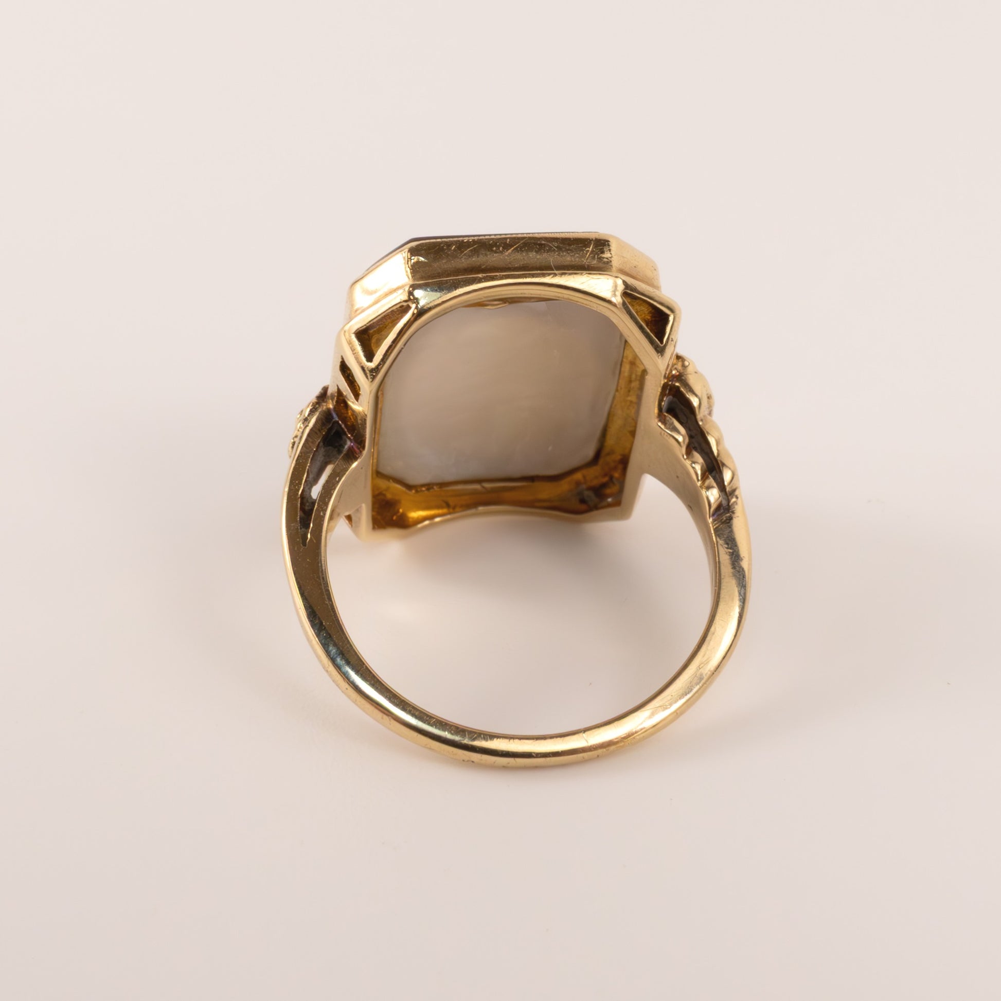 10KYG Vintage Carnelian and Mother of Pearl Cameo Portrait Ring