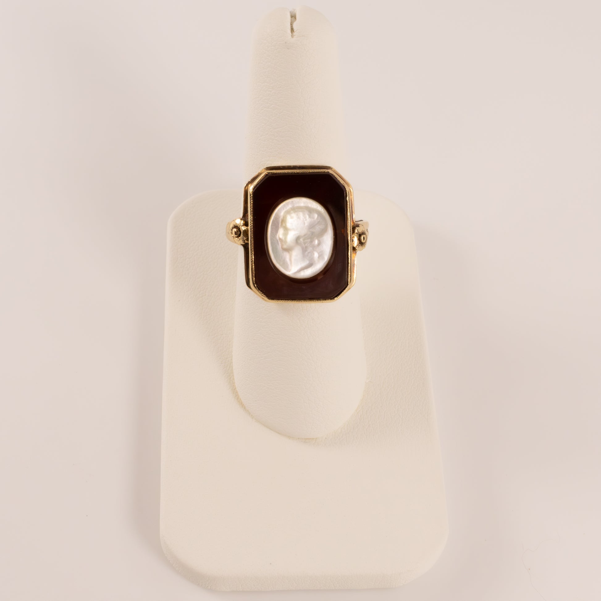 10KYG Vintage Carnelian and Mother of Pearl Cameo Portrait Ring