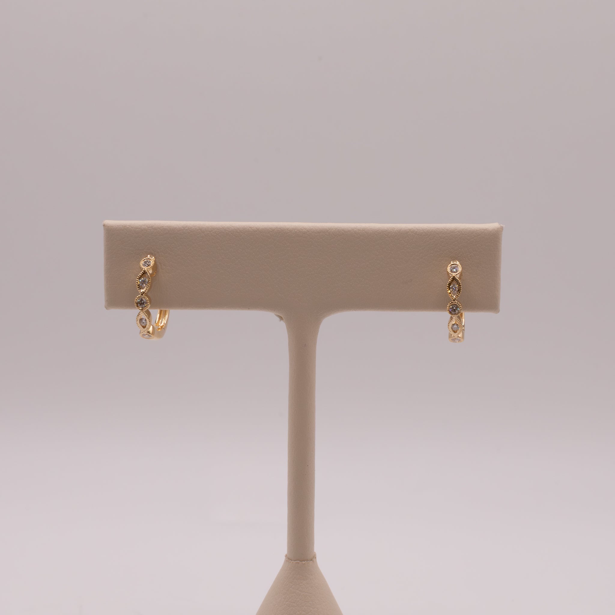 14KYG Diamond Scalloped Huggie Hoop Earrings