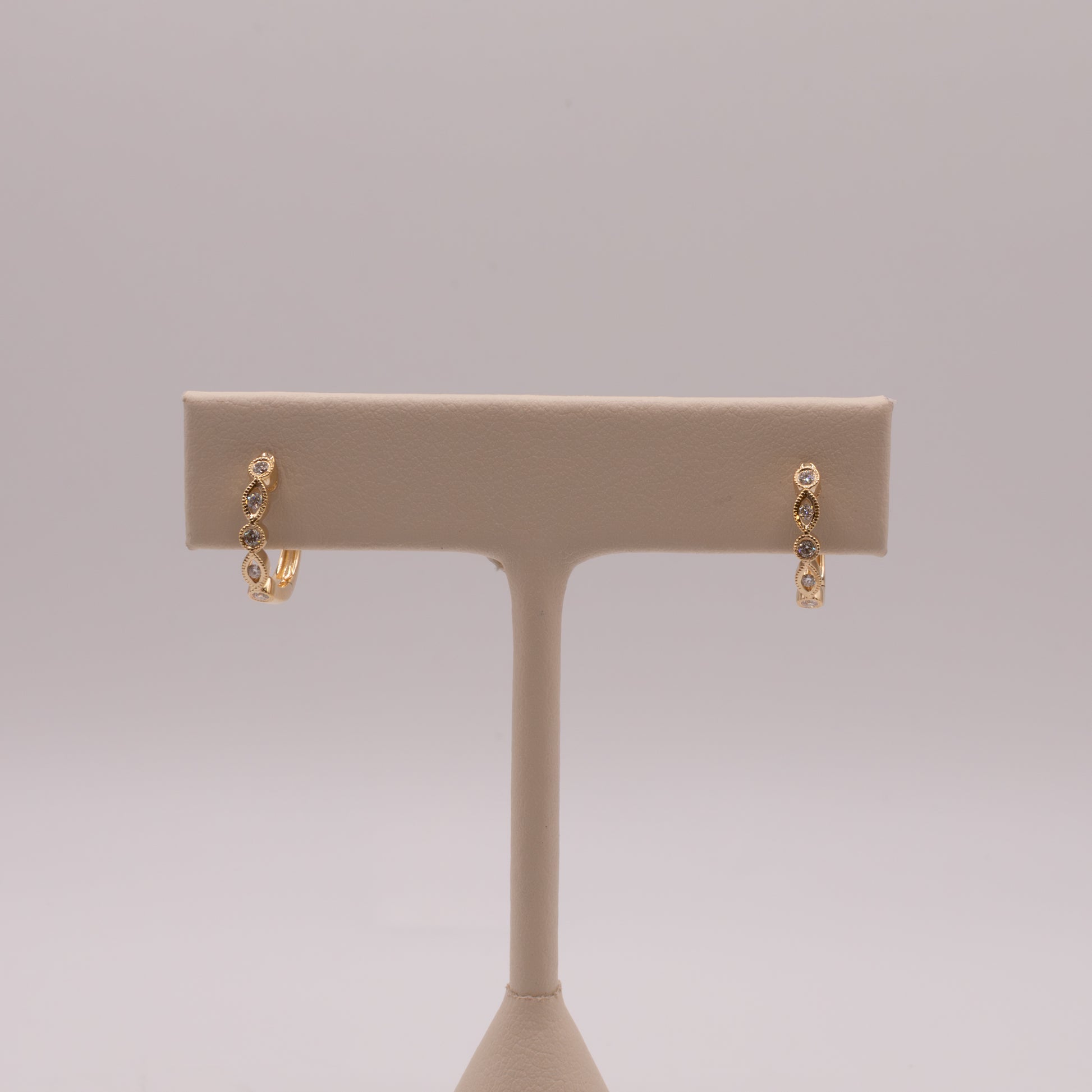 14KYG Diamond Scalloped Huggie Hoop Earrings