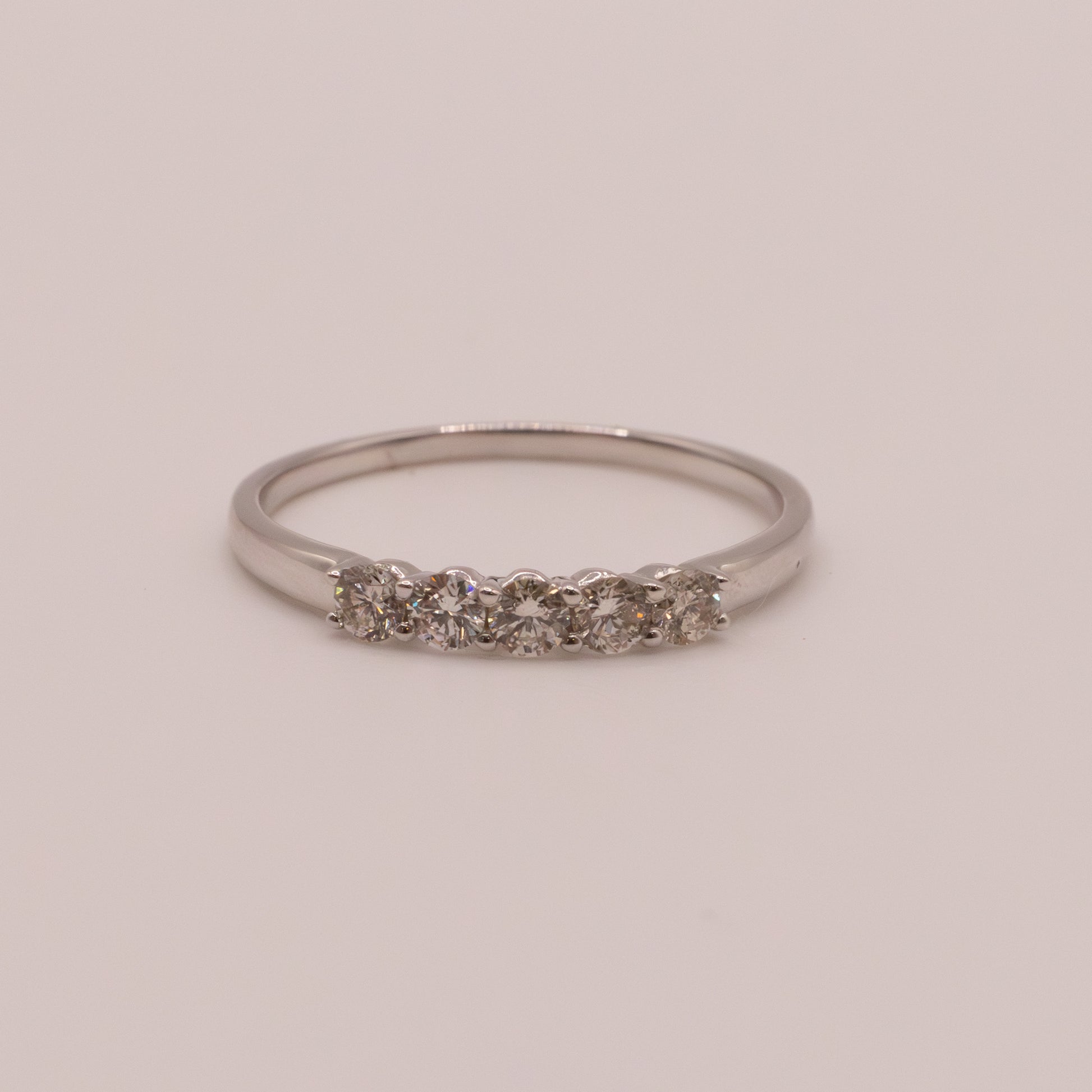 18KWG Diamond 5-Stone Shared Prong Band