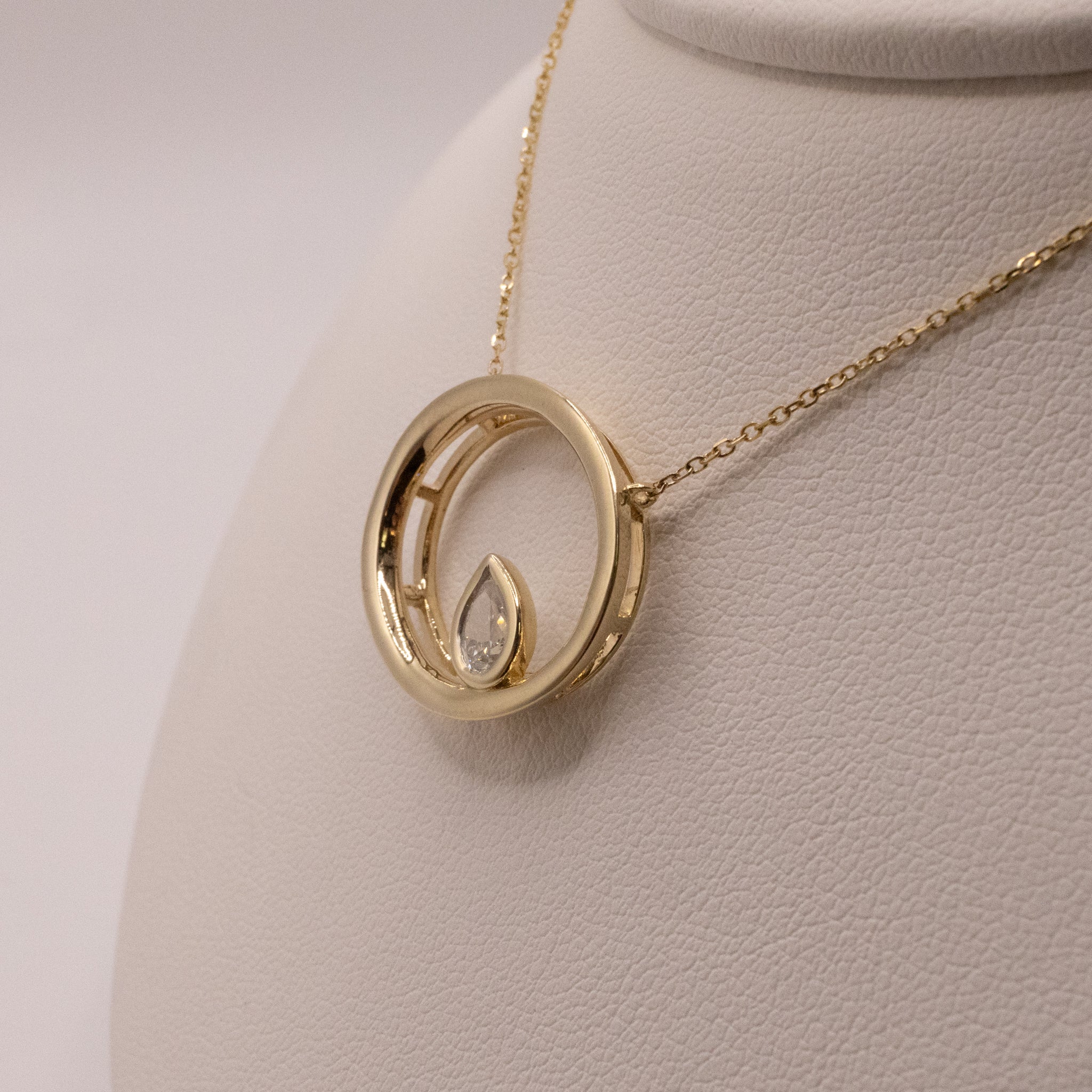 14KYG Diamond Bezel Set in Oval Frame Necklace