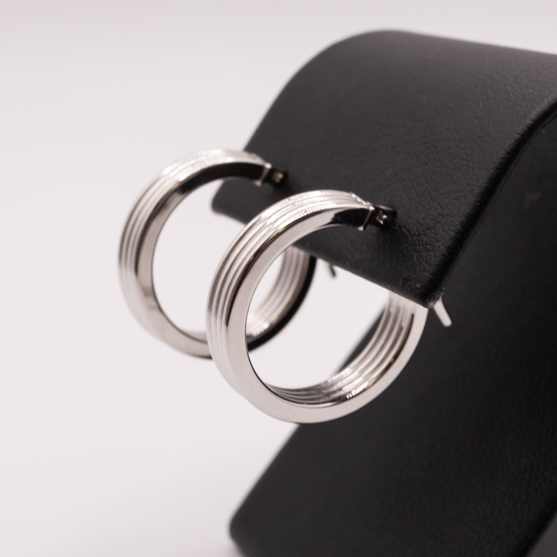 14KWG 4x18mm Grooved Tube Hoop Earrings