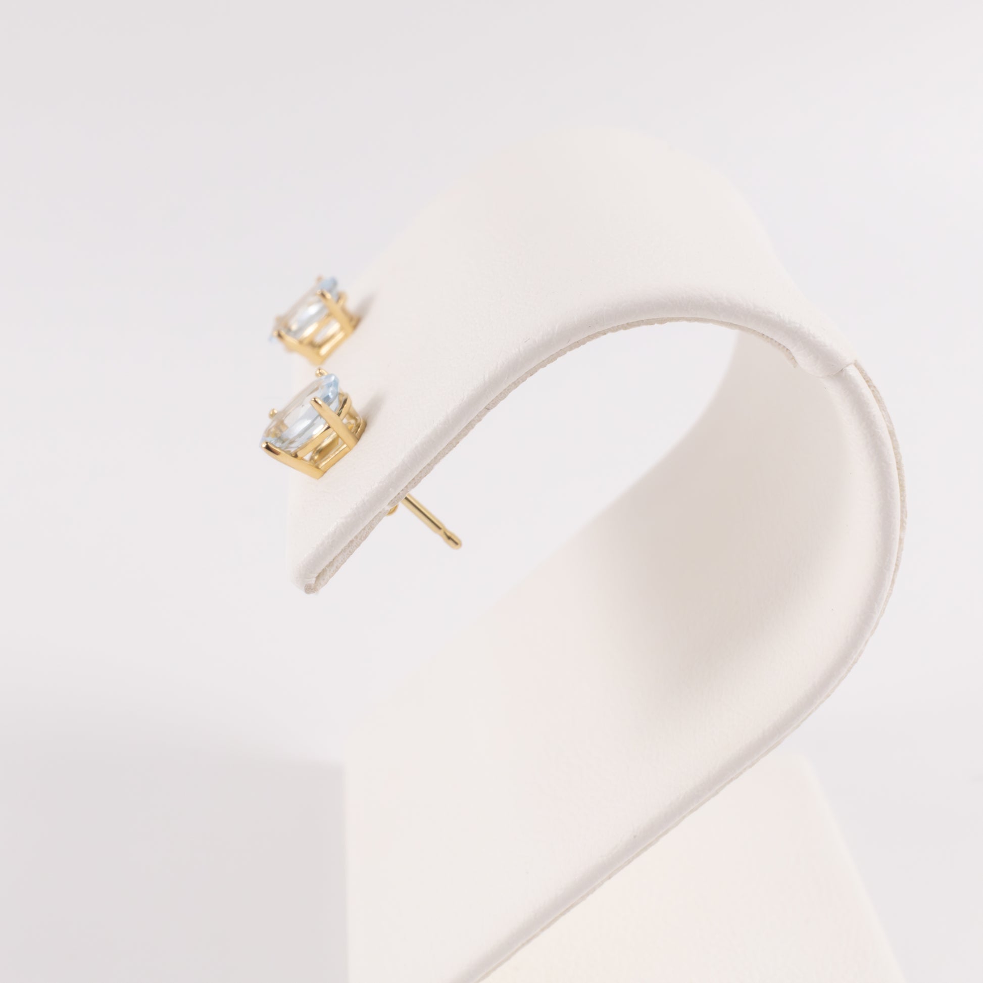 14KYG Oval Aquamarine Stud Earrings