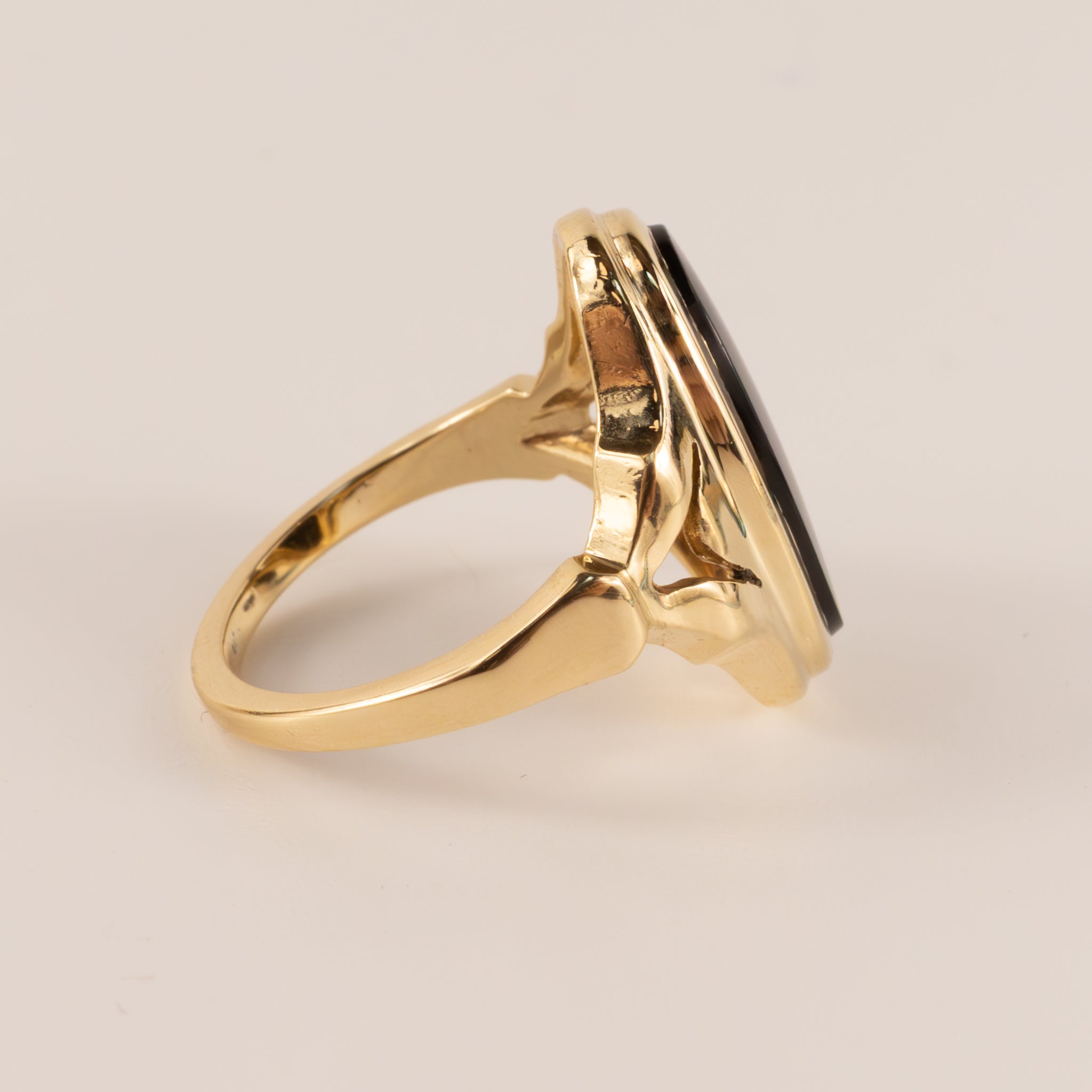 10KYG Onyx Cabochon Shield Ring