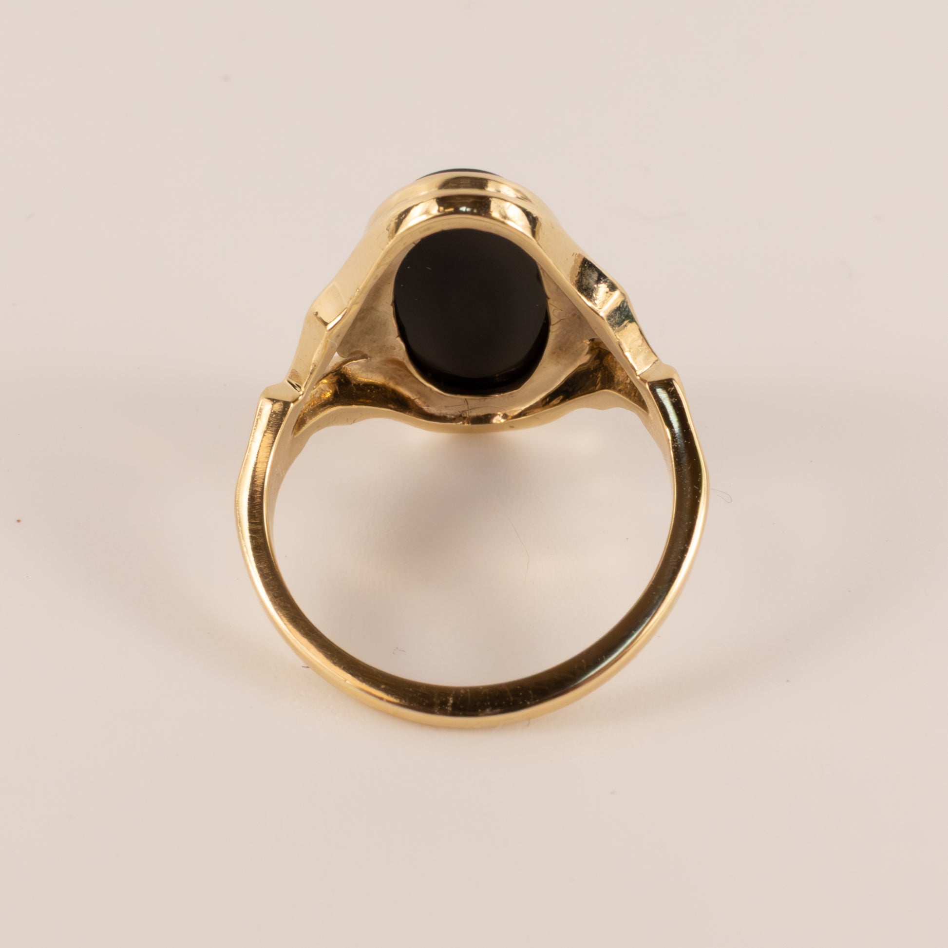 10KYG Onyx Cabochon Shield Ring
