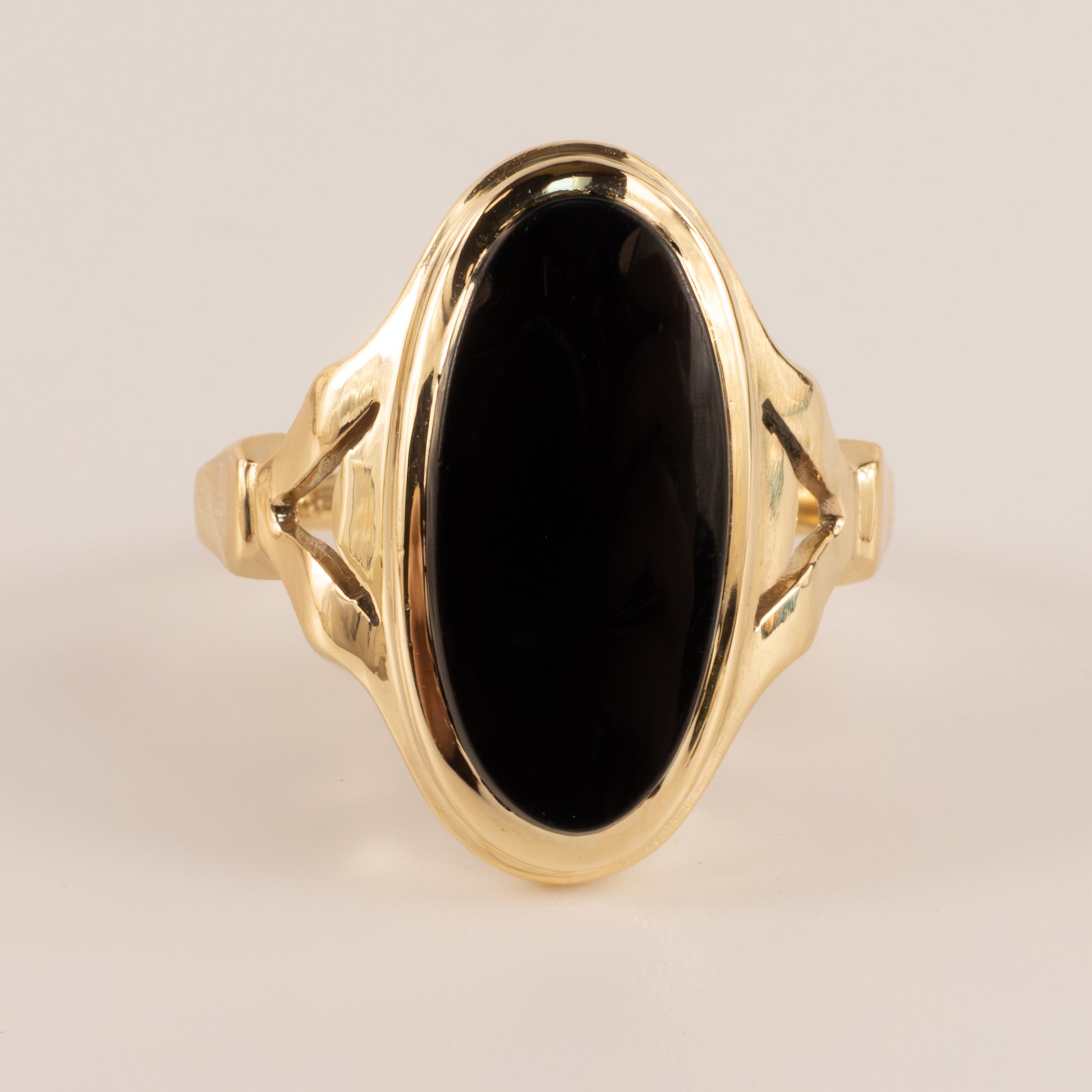10KYG Onyx Cabochon Shield Ring