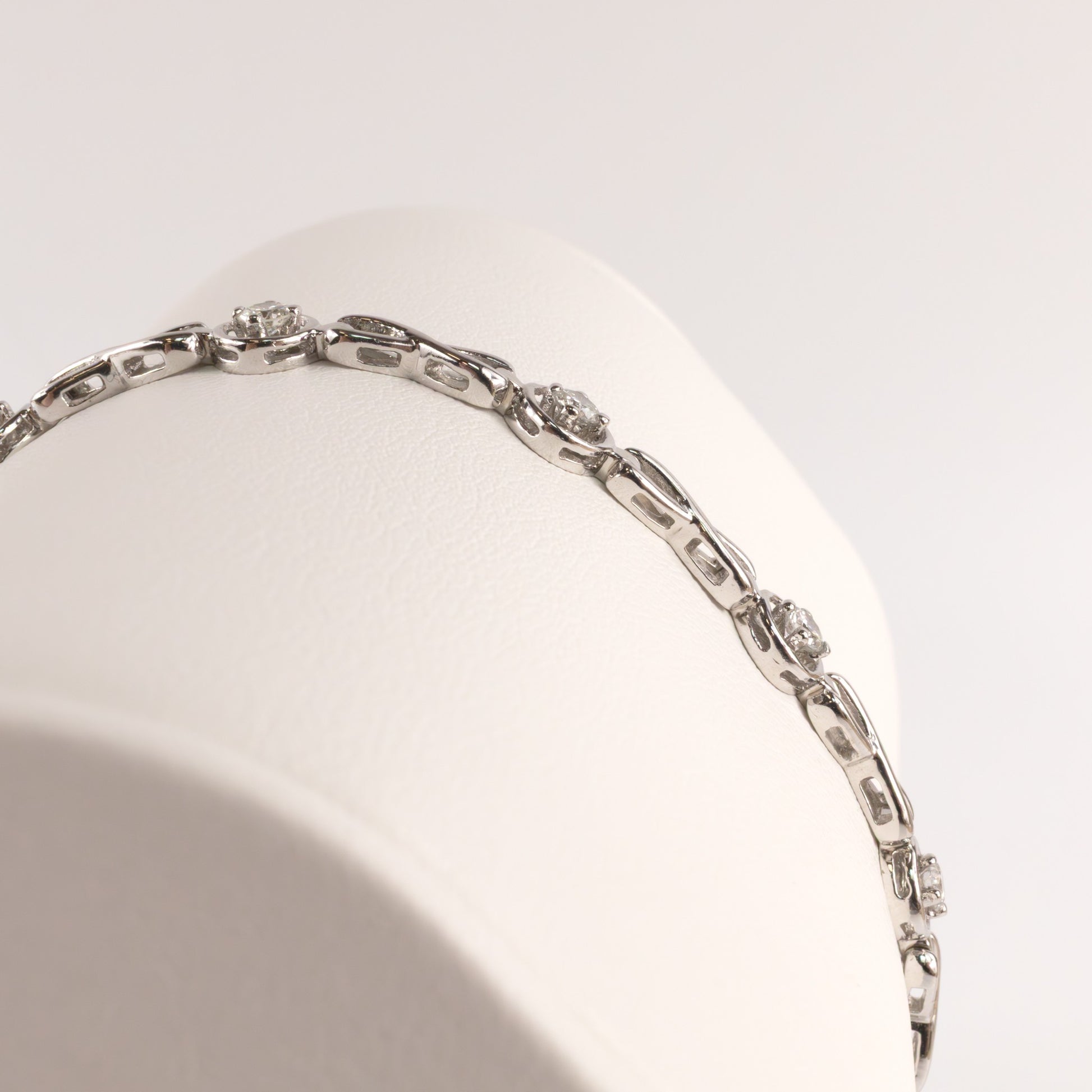14KWG Diamond 1.00cttw Infinity Link Bracelet