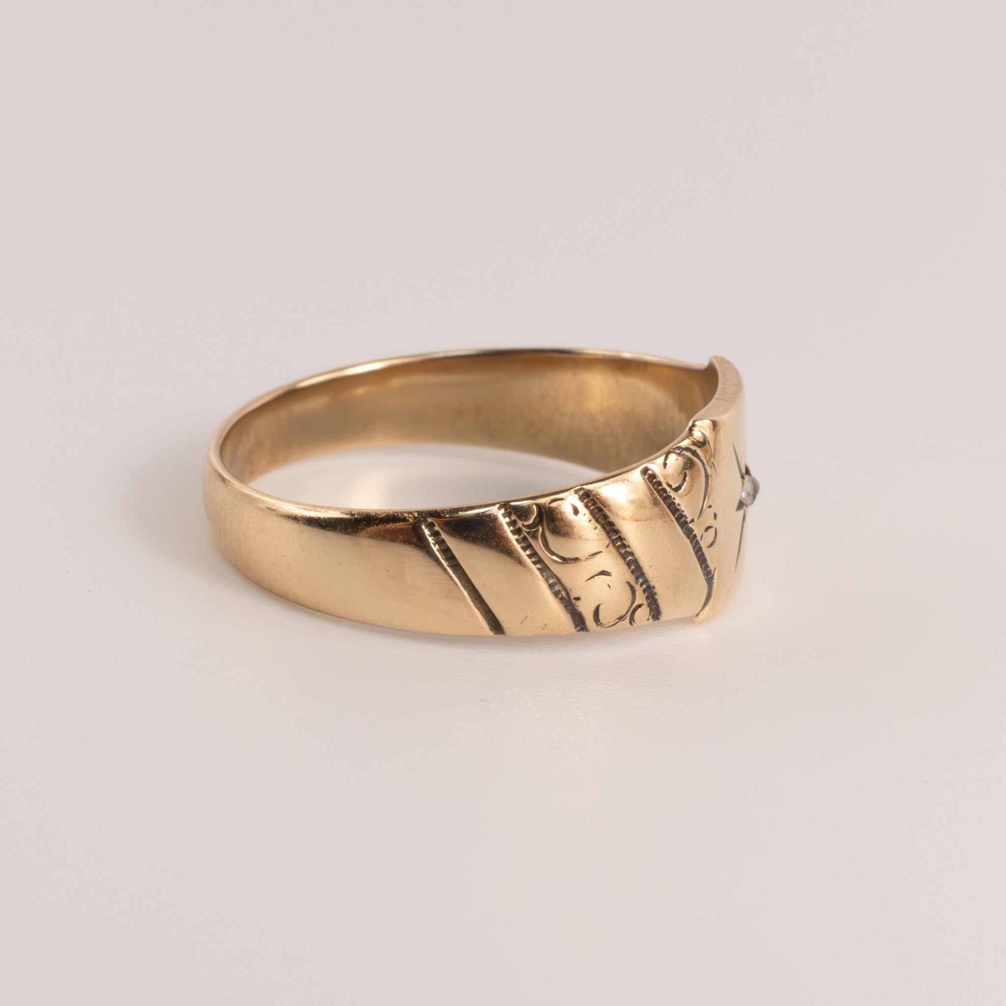 10KYG Antique Diamond Starburst Engraved RIng
