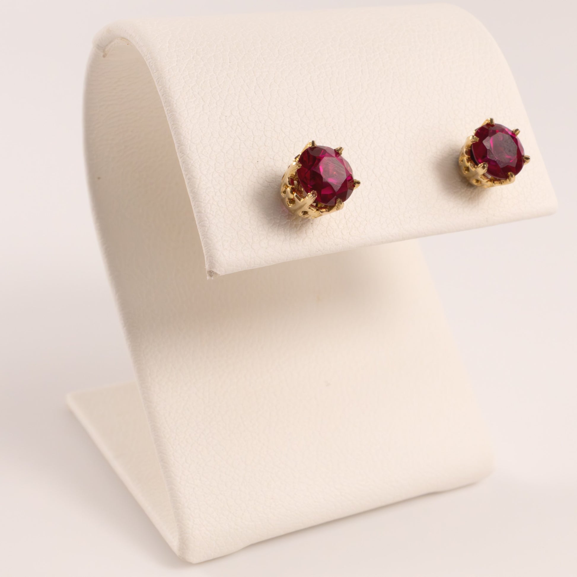 10KYG Synthetic Ruby Antique Mounting Stud Earrings