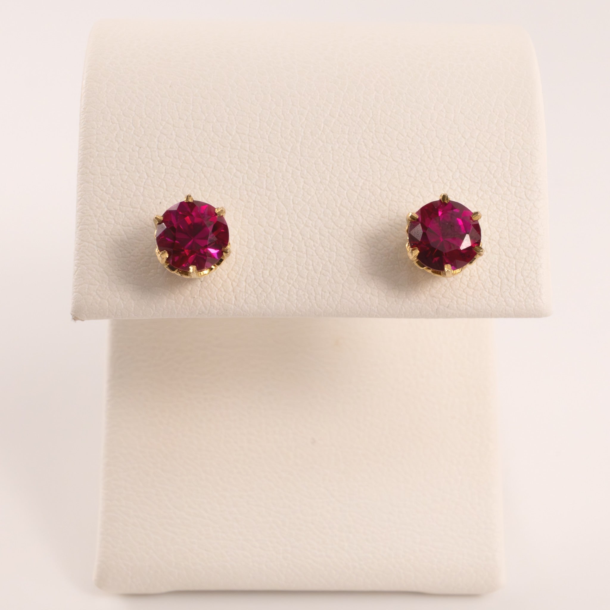 10KYG Synthetic Ruby Antique Mounting Stud Earrings